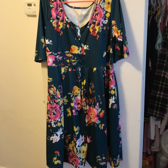 Beautiful spring dress perfect for an evening out - Picture 2 of 3